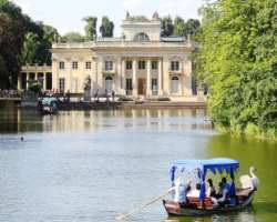 Also, it is surrounded by a beautiful park where you can spend time admiring the beauty of nature as well as the palace.  The lake is often filled wit